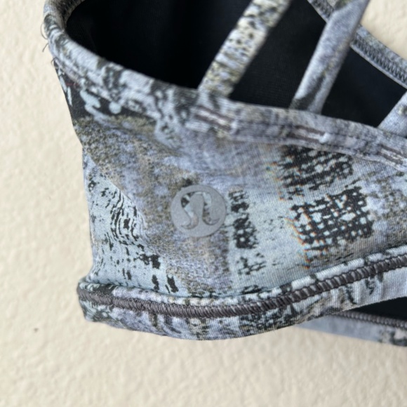 LuluLemon Sports Bra Strappy Back Gray Black Beige Geo Snake Design Size 6 - Picture 9 of 11